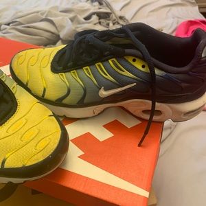 yellow air max plus grade school